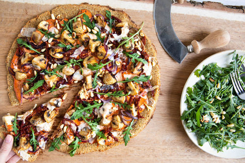 Quinoapizza Mit Mozzarella Pilzen Garniert Mit Rucola Und Pinienkernen Marley Spoon