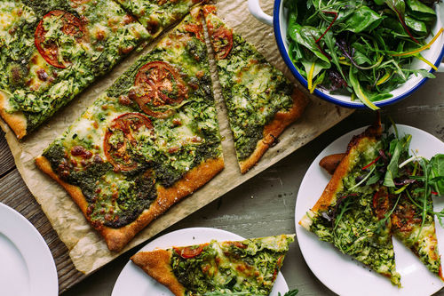 Mozzarella Zucchini Pizza Mit Mandel Spinat Pesto Und Salat Marley Spoon