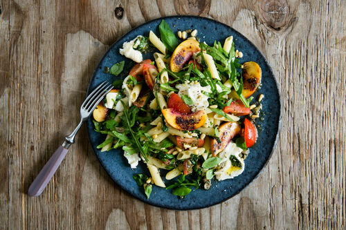 Mozzarella-Pasta-Salat mit Nektarine