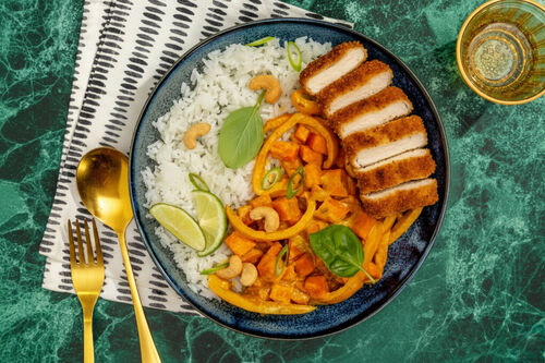 Veganes Schnitzel auf Süßkartoffel-Curry