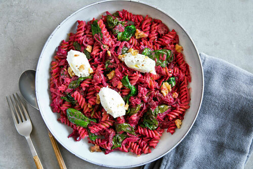 Rote-Bete-Pasta mit Spinat