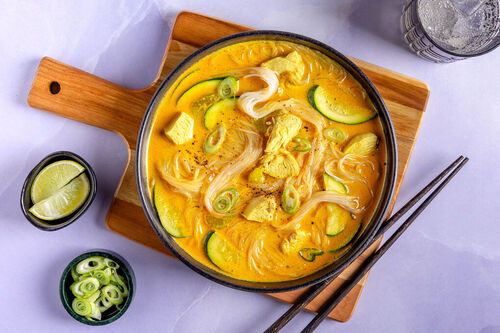 Glasnudelsuppe mit Zucchini und Huhn