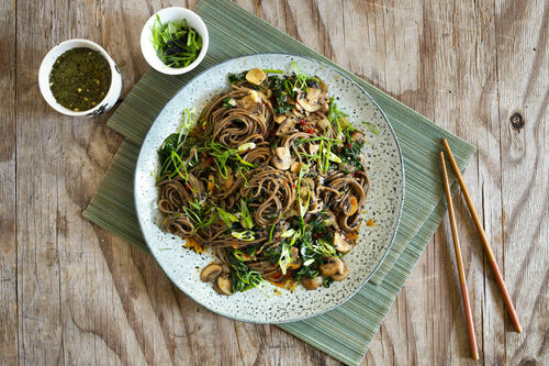 Sobanudeln in süß-scharfer Sauce