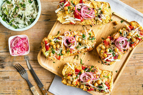 Baguette mit Kichererbsen und Zwiebeln