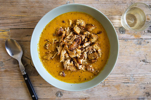 Paprikasuppe mit gebackenem Huhn