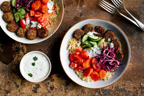 Bulgur-Bowl mit doppelt Falafeln