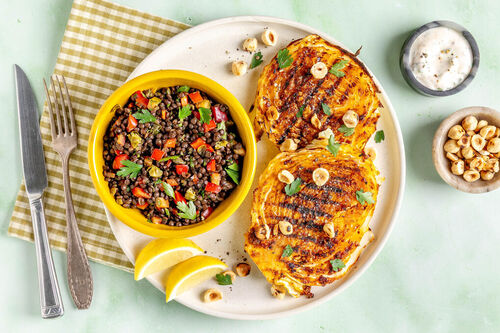 Weißkohlsteaks mit Chimichurri-Linsen