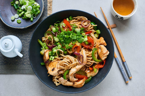 Bratnudeln mit veganem „Hähnchen“