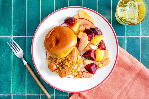 Würstchenburger mit buntem Kartoffelsalat