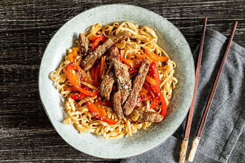 Schnelle Asia-Rindfleisch-Vollkornnudeln