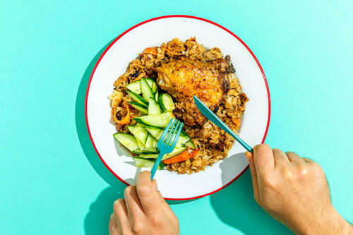 Indonesische Hähnchenkeule auf Bratreis