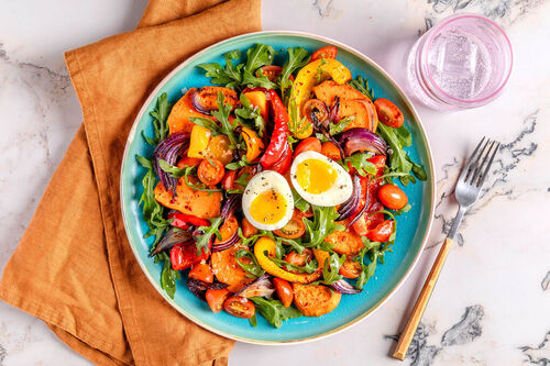 Bunter Rucolasalat mit Ei