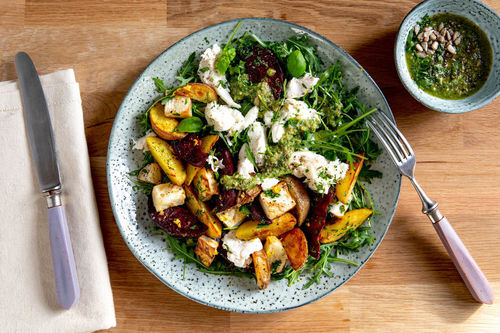 Mozzarella auf buntem Salat