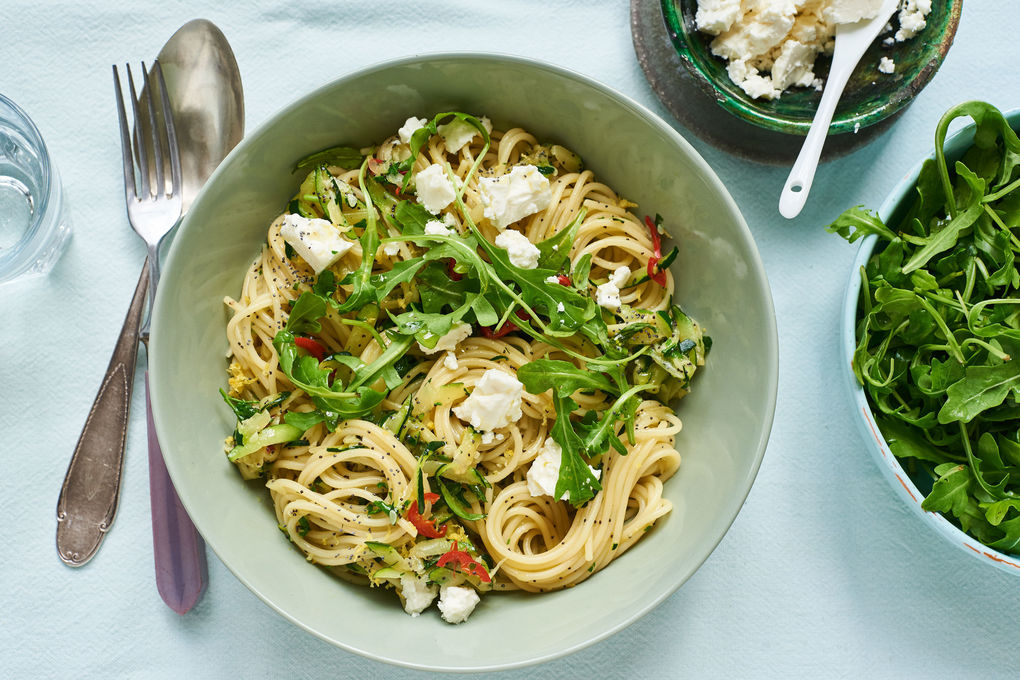 Spaghetti i citronsauce med fetaost, rucola, squash og birkesfrø | Marley  Spoon