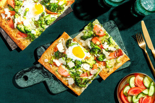 Brokkoli-Lachs-Flammkuchen mit Ei