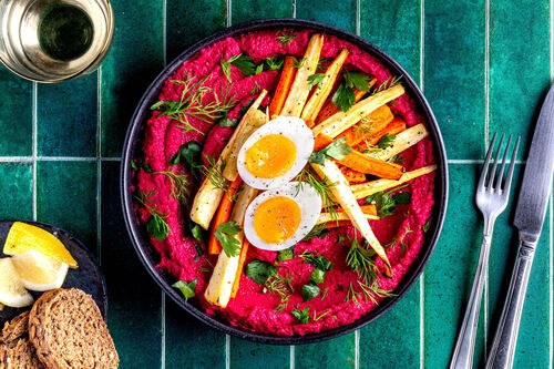 Wachsweiches Ei auf Rote-Bete-Hummus