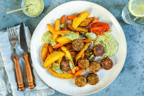 Falafeln und Gemüse aus dem Ofen