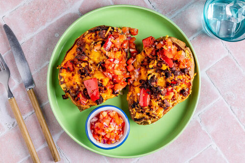 Ofen-Süßkartoffel mit Veggie-Chorizo und Käse