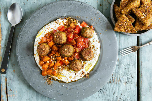 Falafeln-x2-Bowl mit Vollkornpitachips
