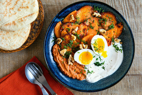 Ei an pikanter Paprika-Walnuss-Sauce