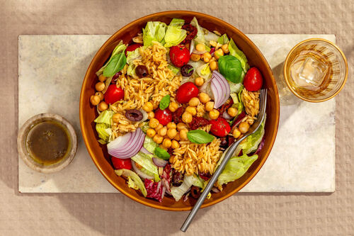 Bonte risoni-salade met kikkererwten