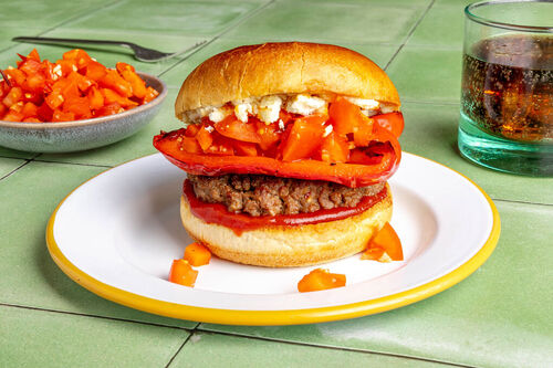 Gekruide runderburger met gegrilde paprika