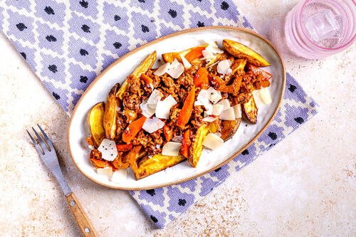 "Loaded fries" met bolognesesaus