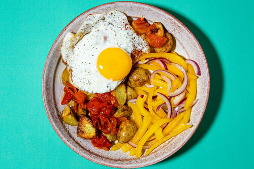 Pikante patatas bravas met spiegelei