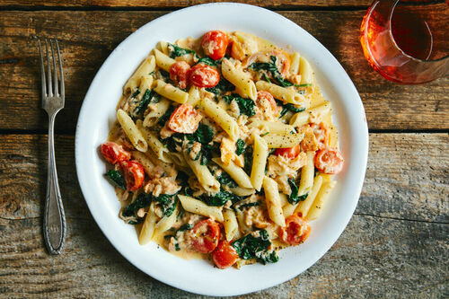 Penne met gerookte zalm en spinazie