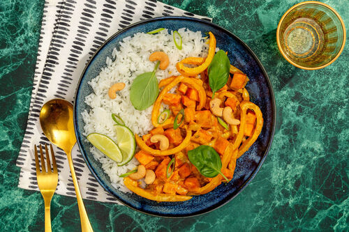 Vega kipschnitzel op zoete aardappelcurry