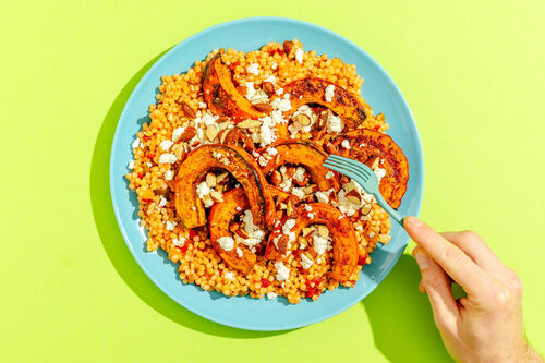 Kürbisspalten mit Feta und Rauchmandeln