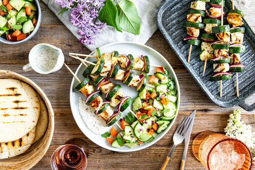 Bunte Grillkäsespieße