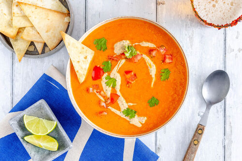 Vegan zoete aardappelsoep met tortillachips