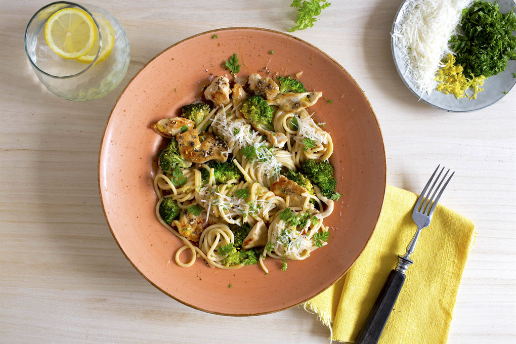 Pasta med broccoli och kyckling i krämig citronsås med körvel | Marley Spoon