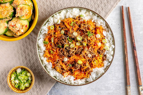 Gebratenes Rinderhackfleisch mit Karotten