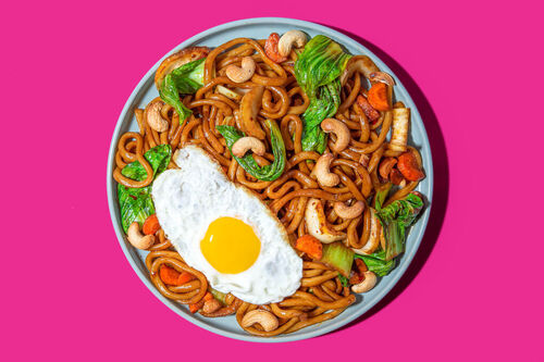 Udon-Nudeln mit Spiegelei und Gemüse