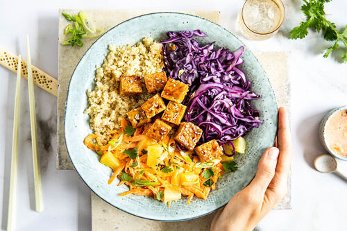 Bunte Tofu-Quinoa-Bowl vegan