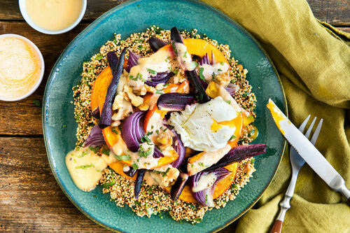 Geröstetes Wintergemüse und pochiertes Ei