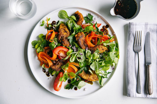 Fitness-salade met gepaneerde bio-kipfilet