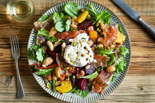 Salade met mozzarella en serranoham