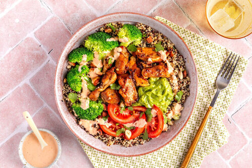 Brokkoli-Quinoa-Salat mit Hähnchenstreifen