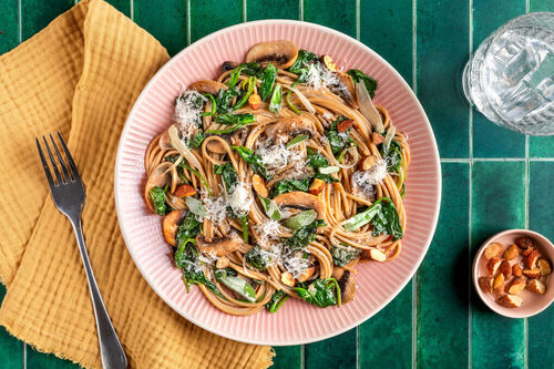 Volkoren pasta met spinazie en champignons