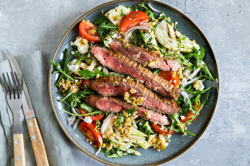 Bio-Rindersteak auf Salat