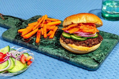 Bio-runderburger met kimchi en wortelfriet