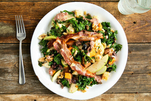 Knuspriger Bacon auf buntem Herbstsalat