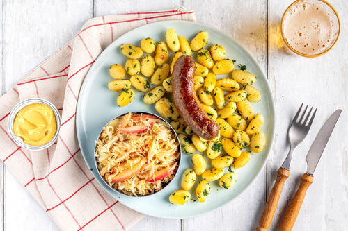 Bio-Rindswurst auf Apfel-Sauerkraut