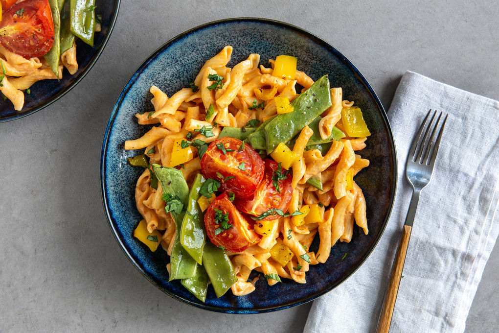 Pasta med grillade grönsaker i krämig tomatsås | Marley Spoon