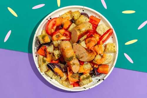 Italiaanse broodsalade met kipworstjes