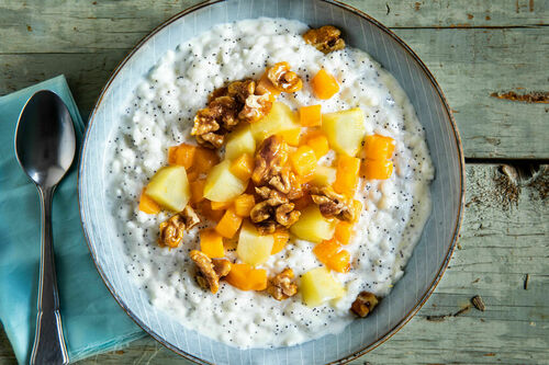 Zoete rijstpudding met walnoten