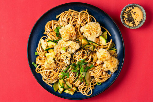 Krokante bloemkool op teriyaki-noedels